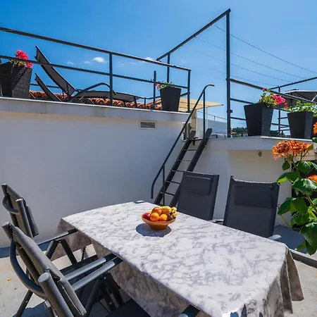 Lovely In Apartment *